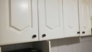 Family Room | Private kitchen | Fridge, microwave, oven, cookware/dishes/utensils