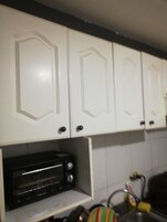 Family Room | Private kitchen | Fridge, microwave, oven, cookware/dishes/utensils