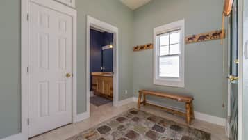 3 bedrooms, desk, iron/ironing board, free WiFi