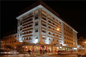 Front of property – evening/night - Hotel Sol Bariloche (San Carlos de Bariloche)