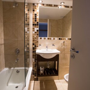 Shower, rainfall showerhead, free toiletries, hair dryer - Hotel Sol Bariloche (San Carlos de Bariloche)
