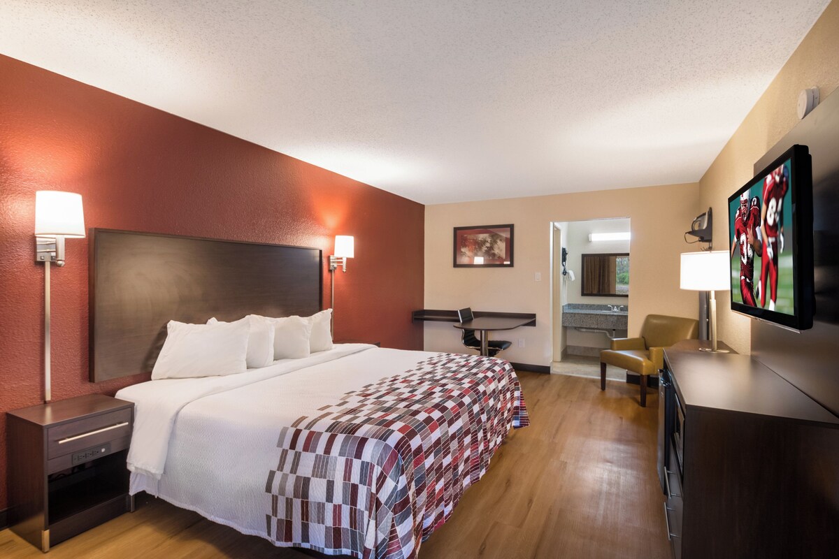 Superior Room, 1 King Bed, Non Smoking | Cribs (free), rollaway beds (surcharge), WiFi (free), bed sheets
