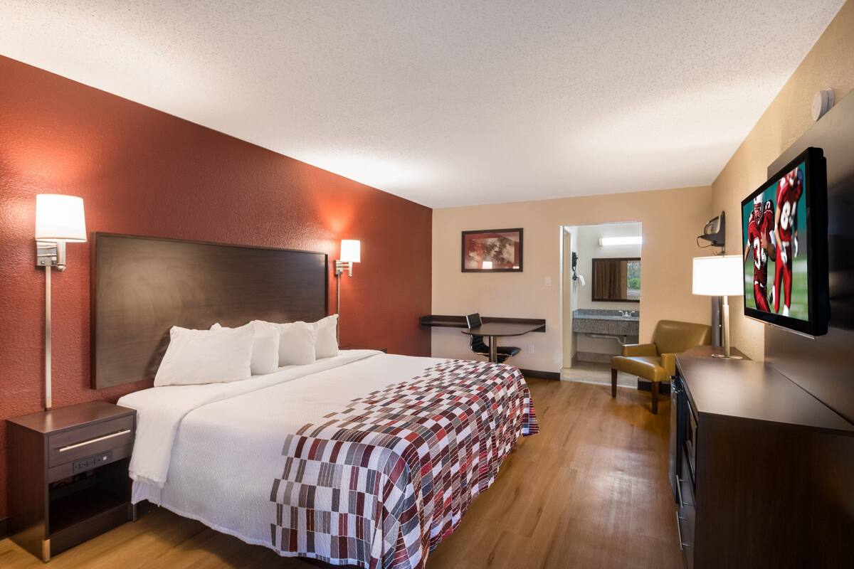 Superior Room, 1 King Bed, Non Smoking | Cribs (free), rollaway beds (surcharge), WiFi (free), bed sheets