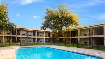 Alberca al aire libre por temporada y sombrillas en la alberca