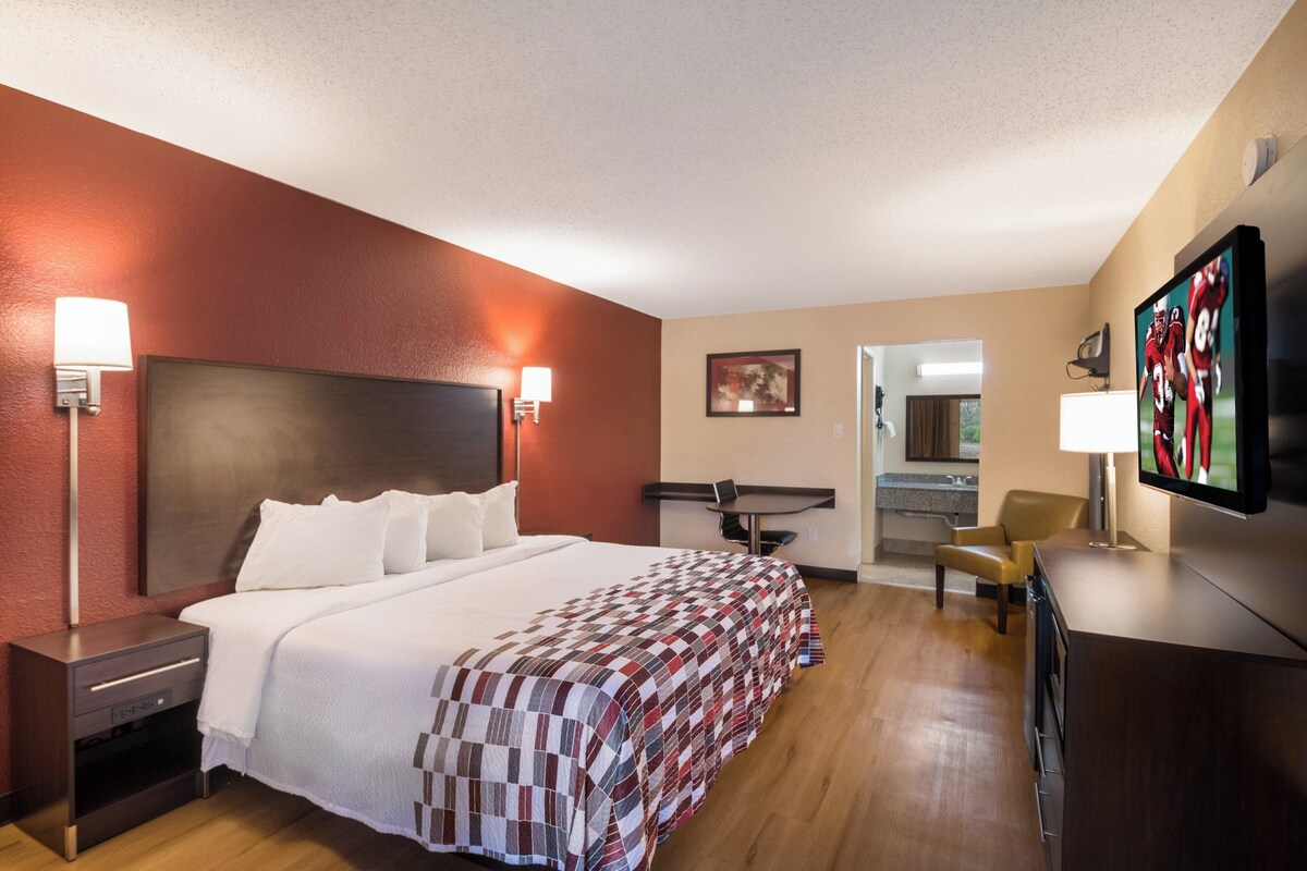Superior Room, 1 King Bed, Non Smoking | Cribs (free), rollaway beds (surcharge), WiFi (free), bed sheets