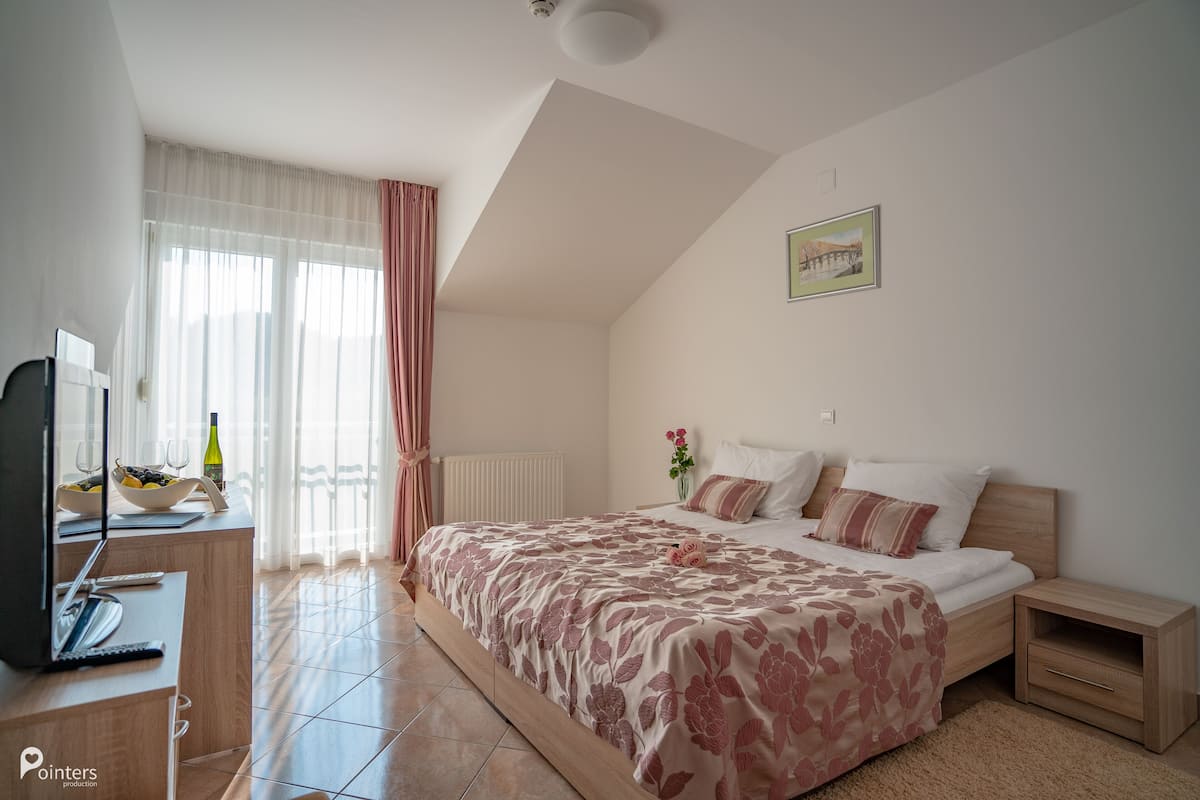 Desk, blackout drapes, rollaway beds, free WiFi