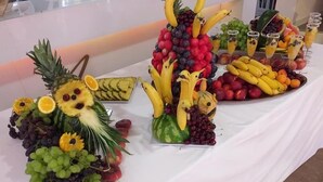 A table with various fruits and a watermelon arranged artistically. - Hotel Amarilis (Netretic)