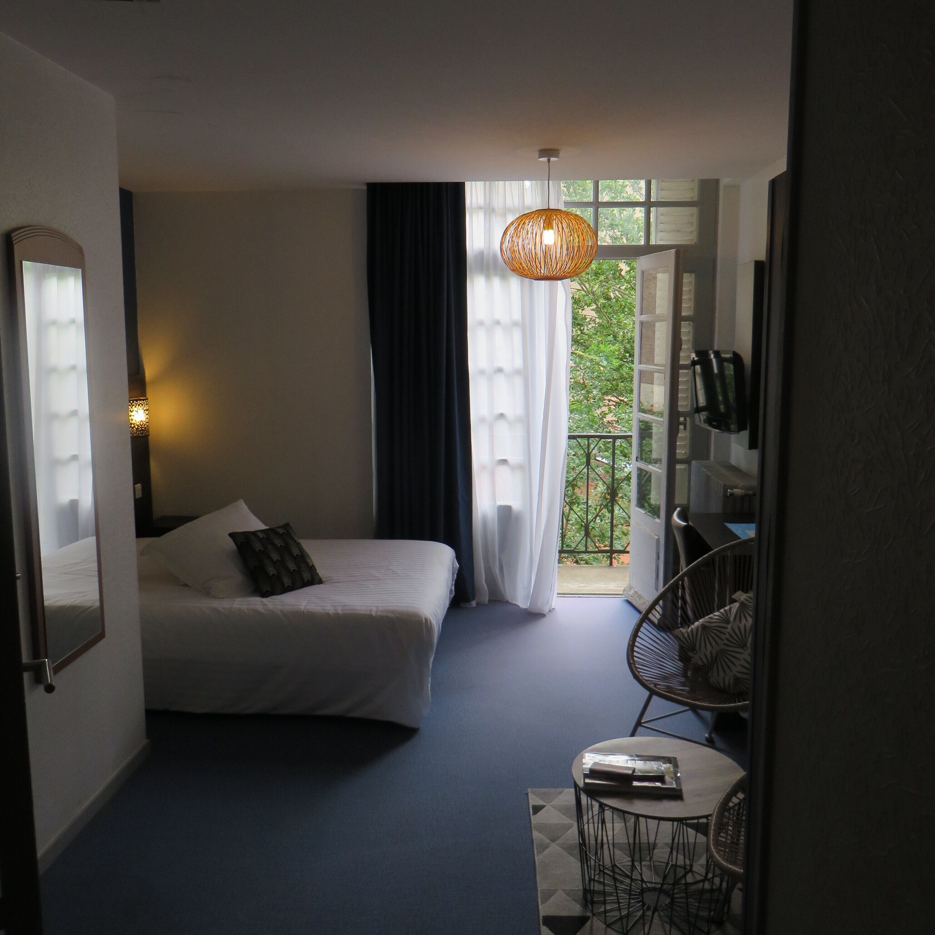 double room, balcony | 1 bedroom, individually decorated, individually furnished, desk