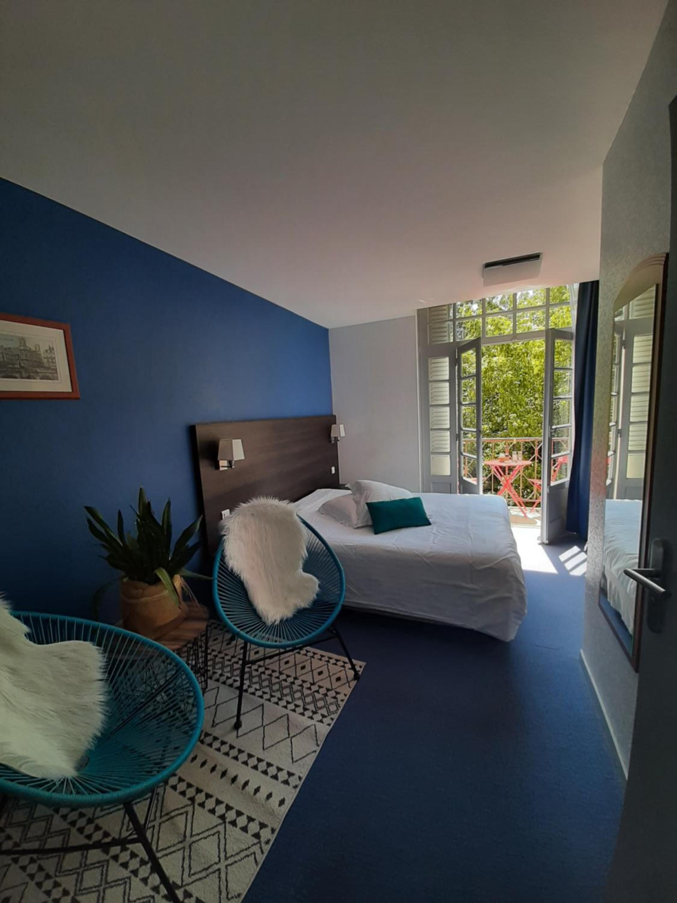 1 bedroom, individually decorated, individually furnished, desk