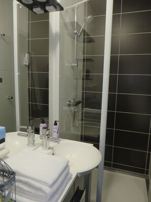 Tweepersoonskamer | Badkamer | Gratis toiletartikelen, een haardroger, badjassen, pantoffels