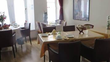 Daily continental breakfast (EUR 12.00 per person)