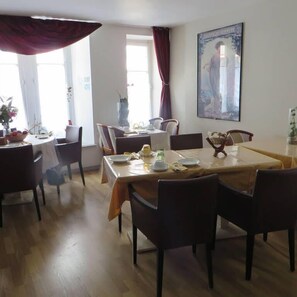 Tägliches kontinentales Frühstück (12.00 EUR pro Person)