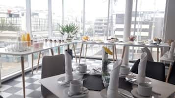 Sarapan prasmanan setiap hari (USD 13 per orang)