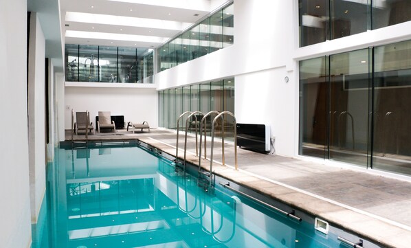 Inomhuspool och en sÀsongsöppen utomhuspool