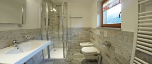 Apartment, 2 Bedrooms (Margerite) | Bathroom | Towels - Unterbergerhof (Val di Vizze)