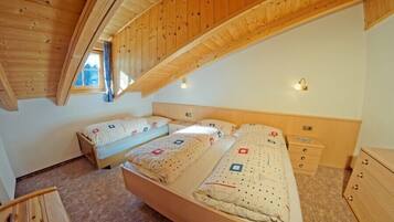 Apartment, 1 Schlafzimmer (Enzian) | Schreibtisch, Verdunkelungsvorhänge, Bettwäsche