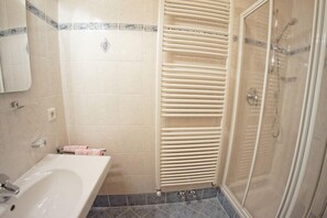 Departamento, 1 habitación (Enzian) | Baño | Toallas