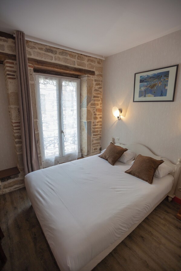 Standard Double Room - Hôtel République (Dijon)