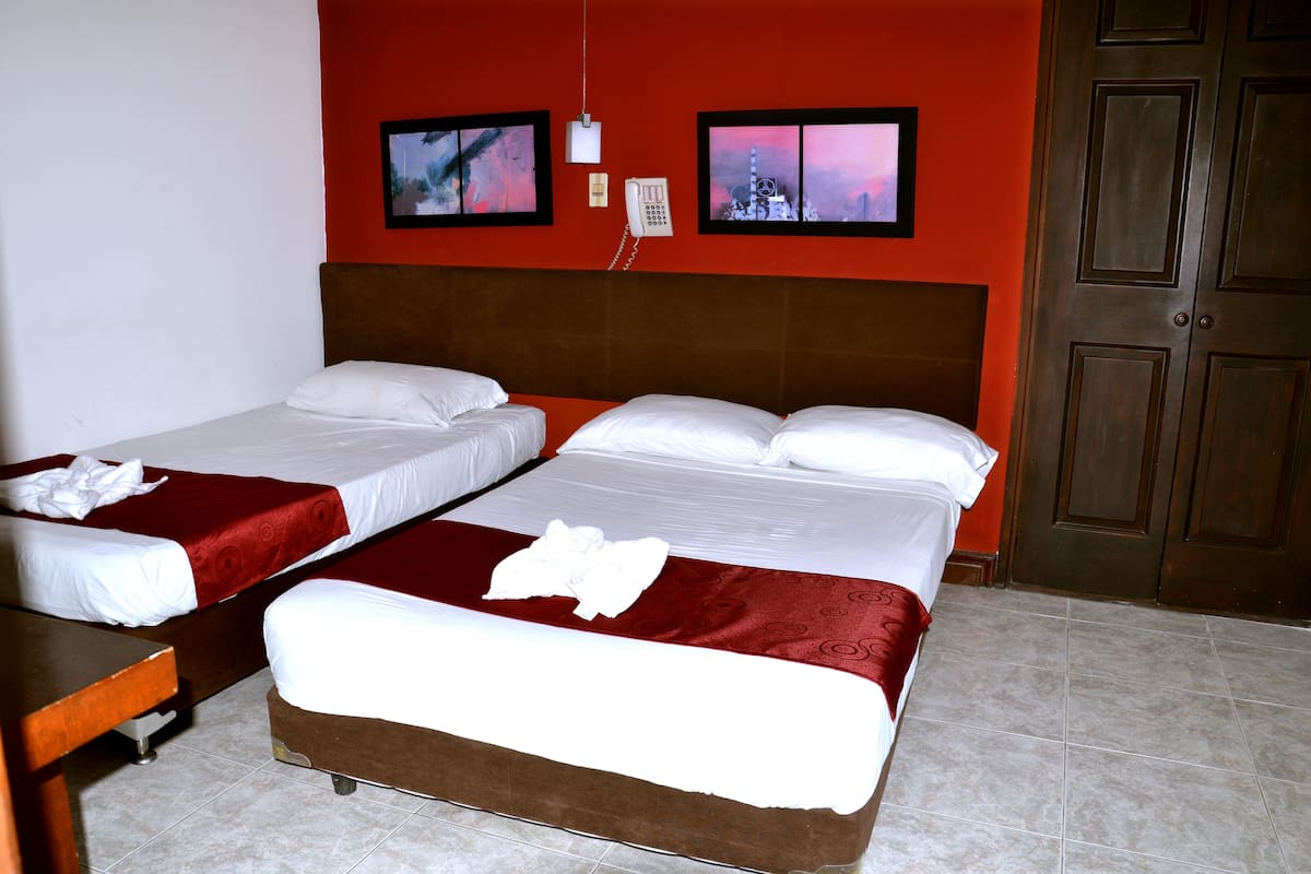 Quadruple Room, 1 Bedroom, Non Smoking | Desk, iron/ironing board, rollaway beds, free WiFi