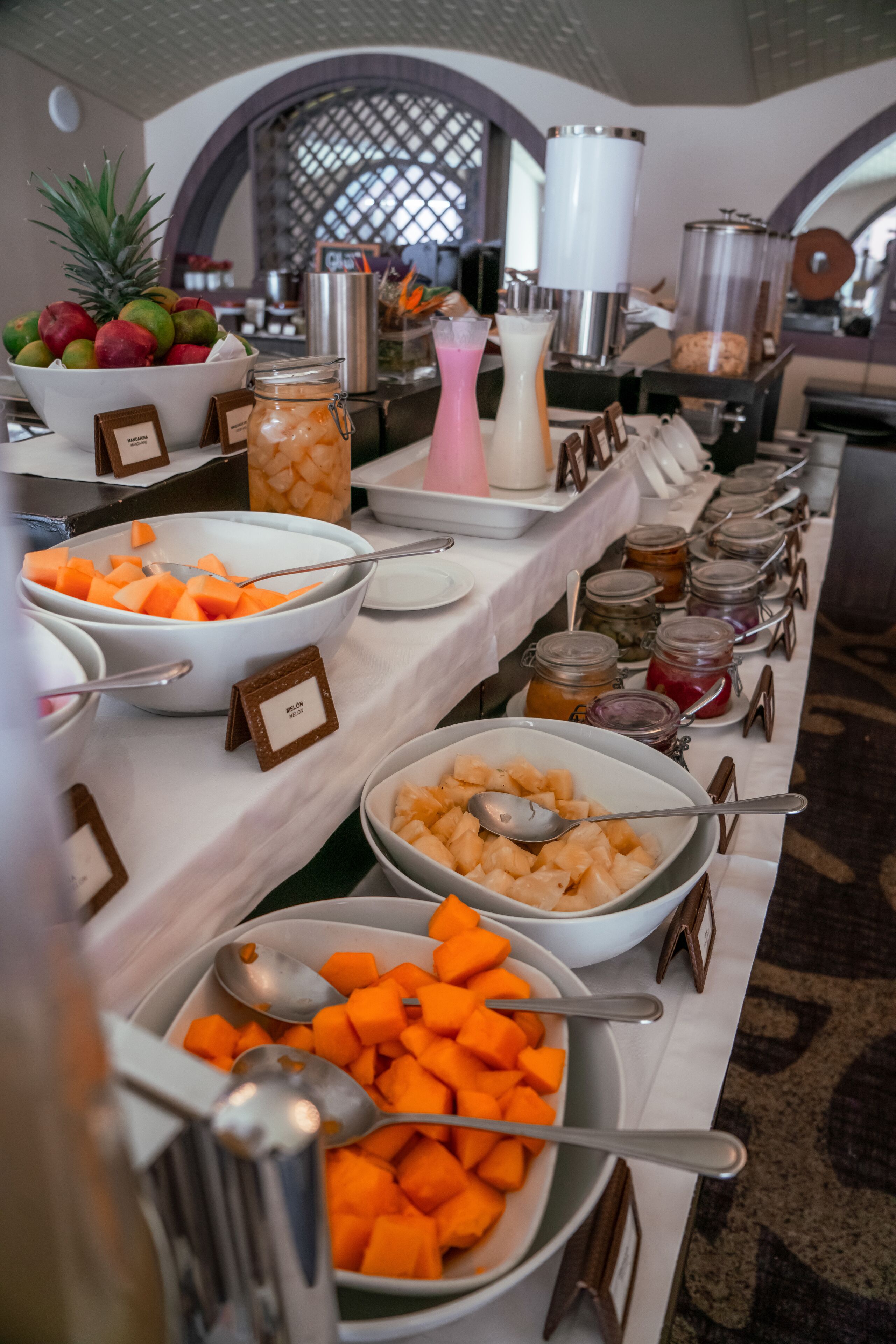 Buffet com diversos alimentos e acompanhamentos.