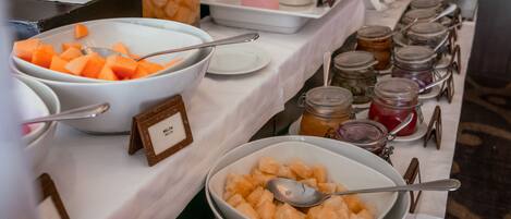 Un bufé con diversos alimentos y salsas.