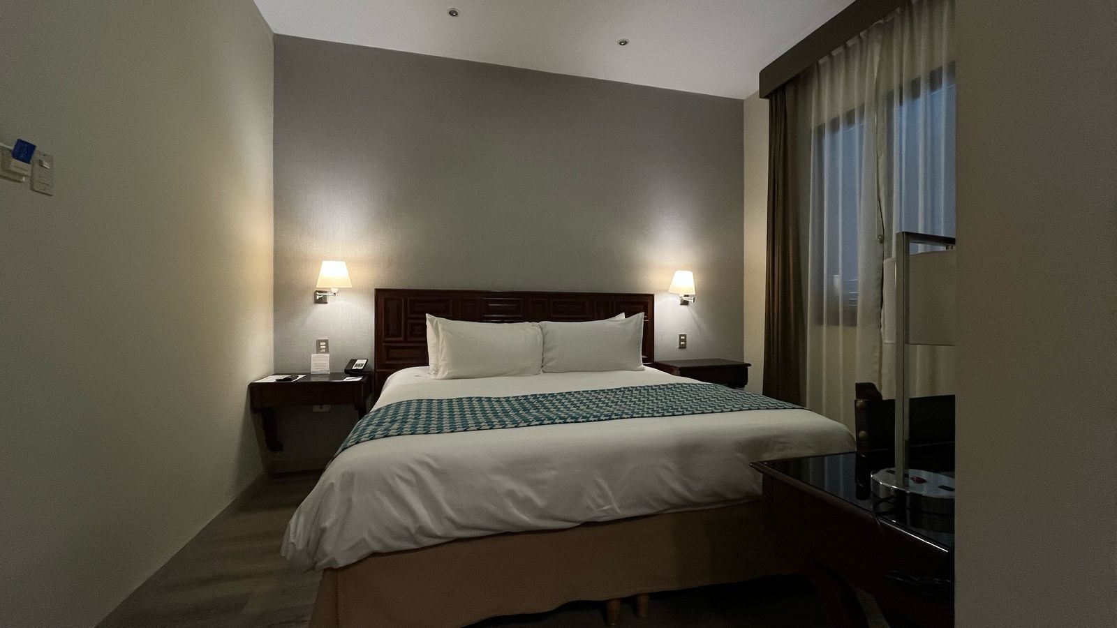 Habitación doble estándar | Edredón, minibar, caja de seguridad en la habitación y escritorio 