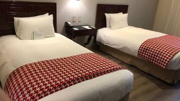 Standard-Zweibettzimmer | Daunenbettdecken, Minibar, Zimmersafe, Schreibtisch