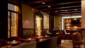 A bar area with seating and a bar counter. - Costa del Sol Trujillo Centro (Trujillo)
