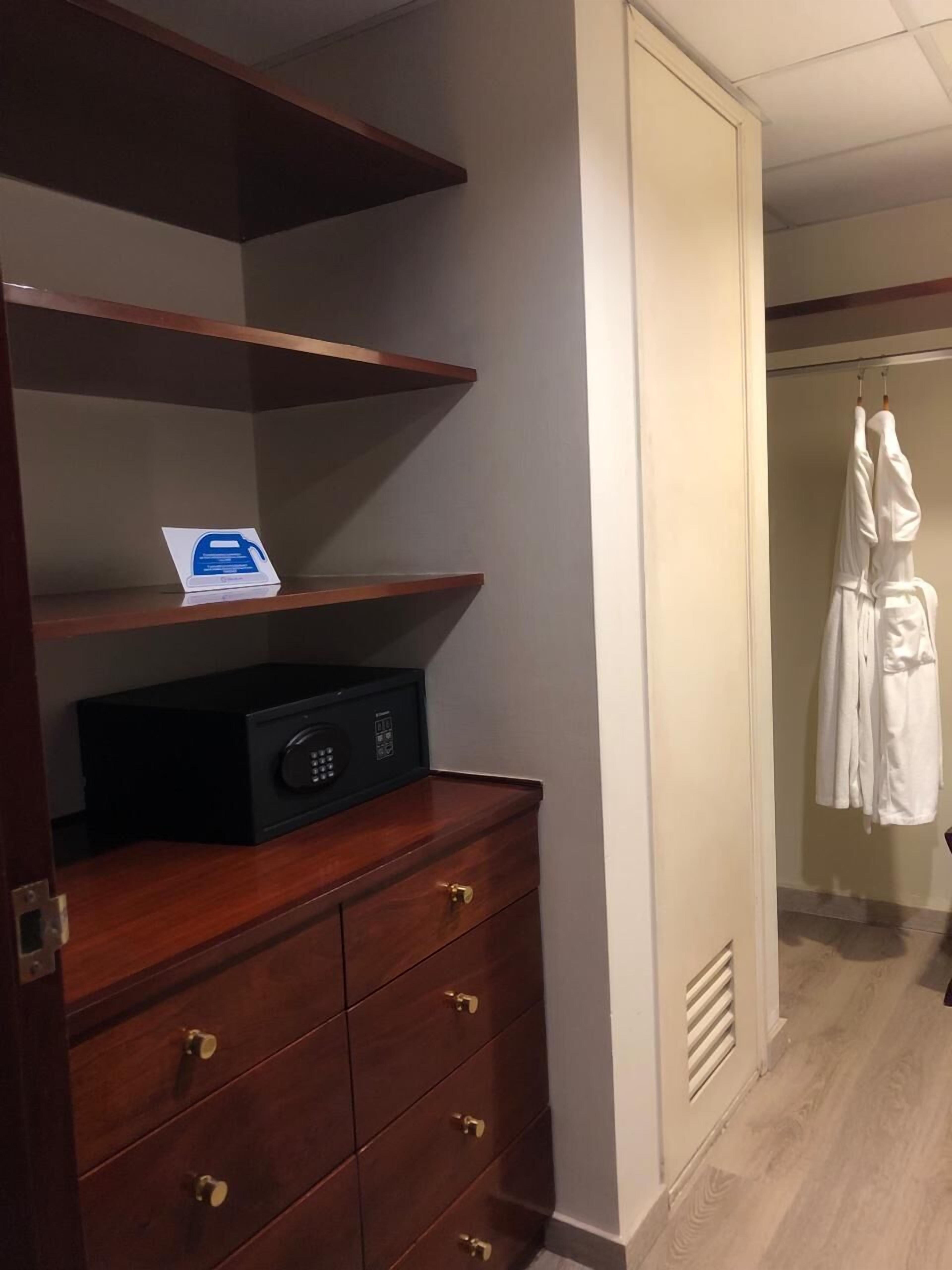 suite | bathroom | combined shower/bathtub, free toiletries, hair dryer, towels