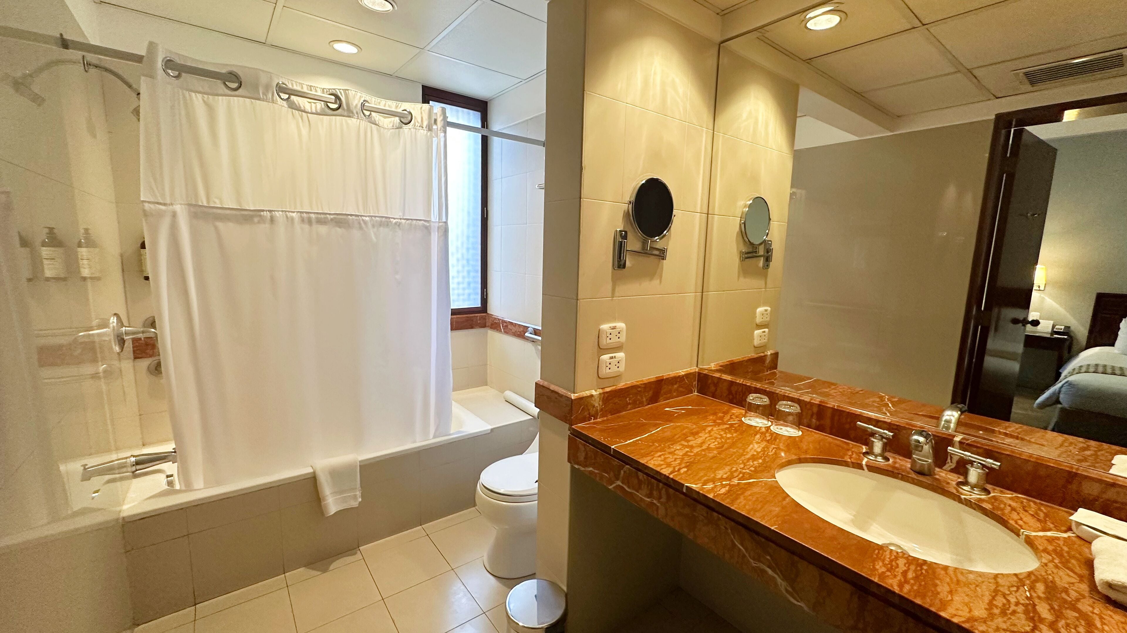standard twin room | bathroom | combined shower/bathtub, free toiletries, hair dryer, towels