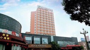 Un hôtel doté d’une façade moderne, de plusieurs étages et d’une enseigne bien visible.