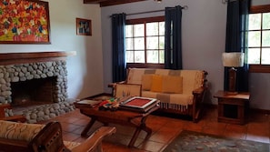 Villa estándar, 3 habitaciones | Área de sala de estar | Smart TV y Netflix 