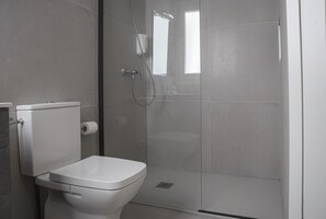 Deluxe-Doppel- oder -Zweibettzimmer | Badezimmer | Dusche, kostenlose Toilettenartikel, Haartrockner, Handtücher