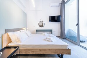 Leilighet – executive | Oppholdsområde | En 42-tommers smart-TV med Parabol-TV samt Netflix og strømmetjenester