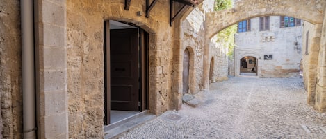 Executive Apartment | Egyptian cotton sheets, premium bedding, memory foam beds