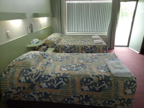 Deluxe Twin Share | Blackout drapes, soundproofing, iron/ironing board, free WiFi - Holbrook SKYE Motel (Holbrook)
