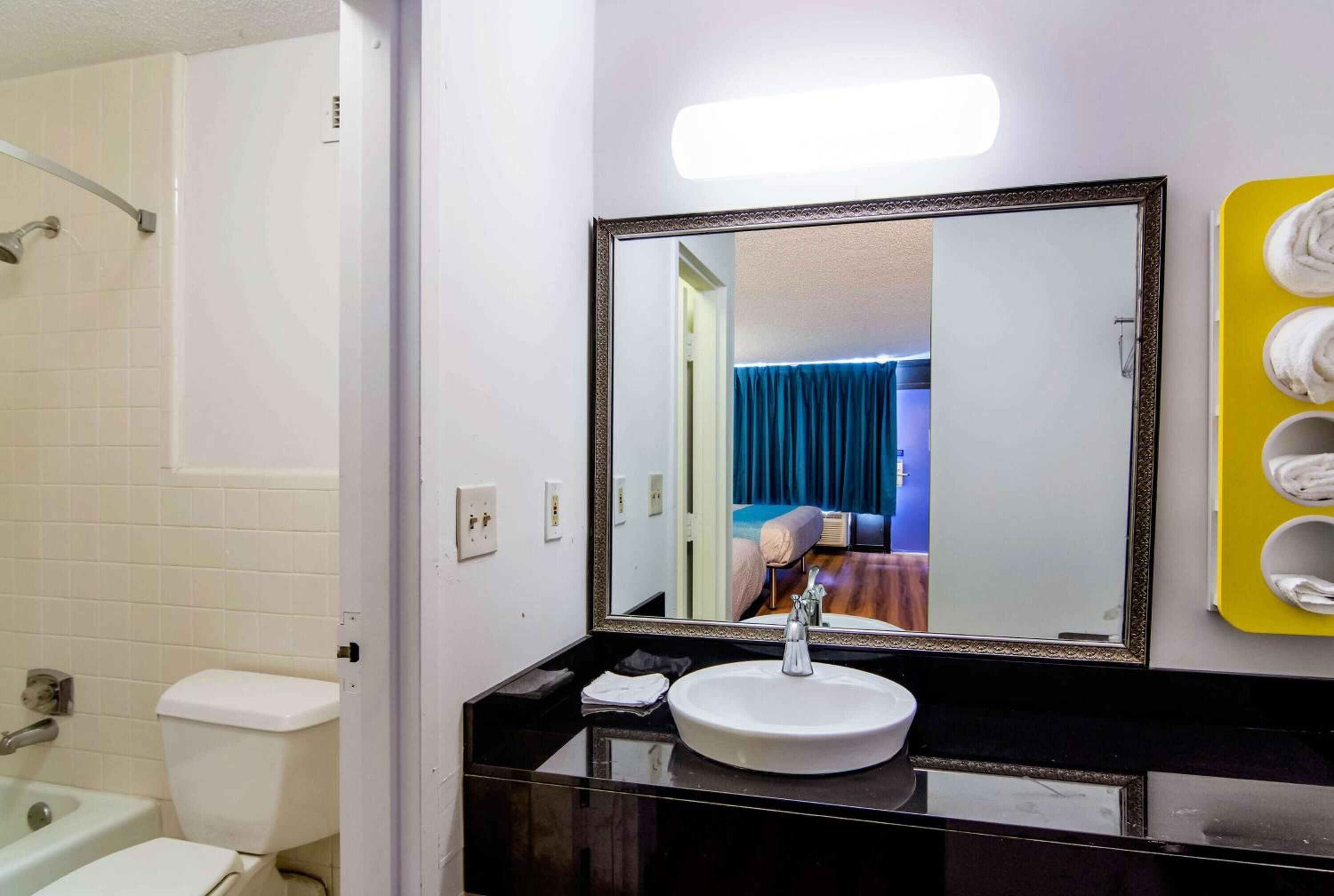 وحدات دش مع أحواض استحمام، مناشف