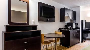 Skrivebord, wi-fi (inkludert) og sengetøy