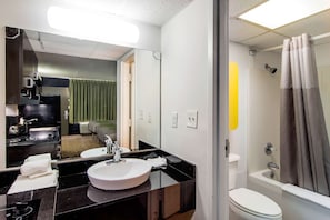 Bañera con ducha, toallas