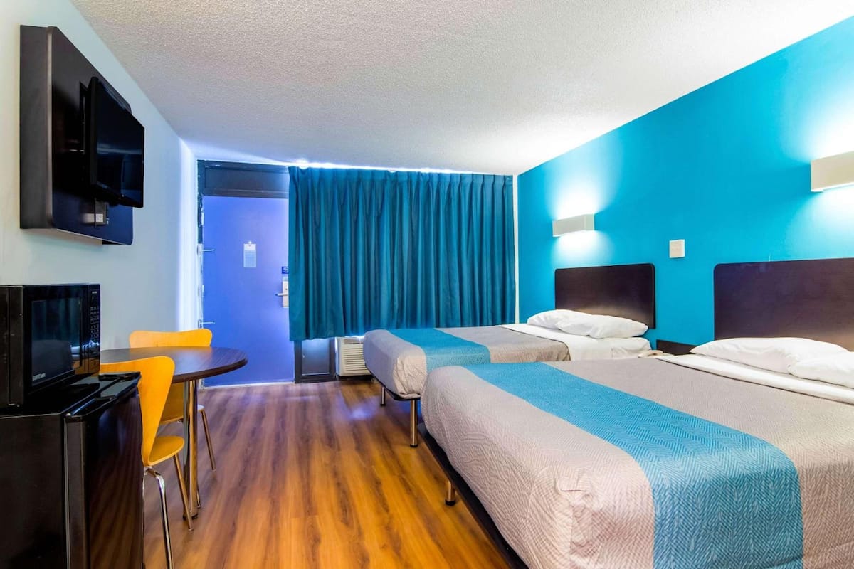 Escritorio, wifi gratis y ropa de cama