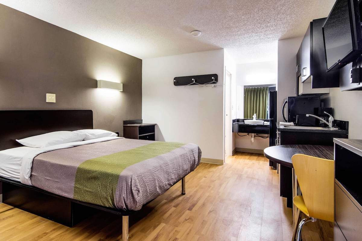 Desk, free WiFi, bed sheets