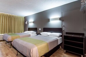 Escritorio, wifi gratis y ropa de cama 