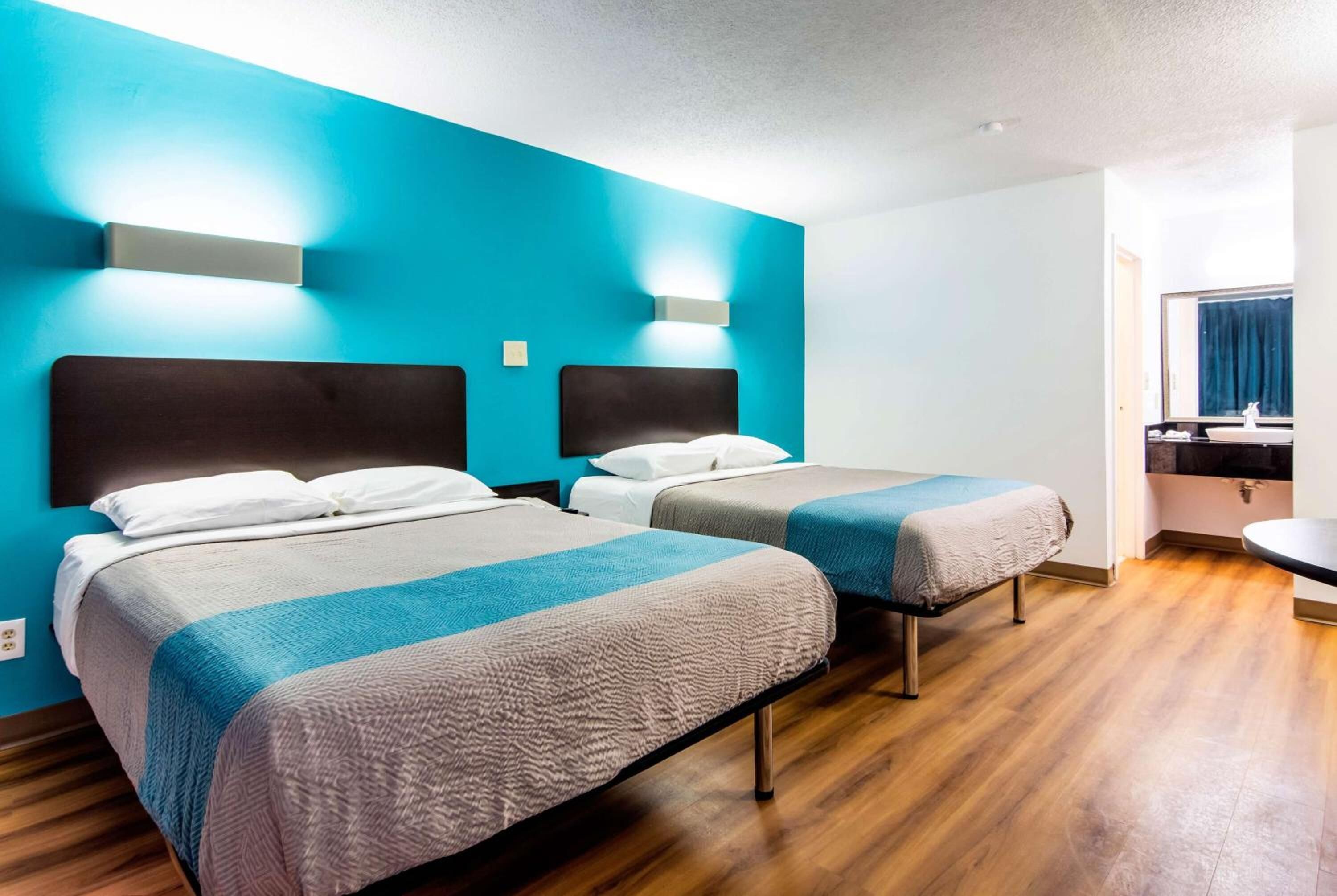 Escritorio, wifi gratis y ropa de cama 