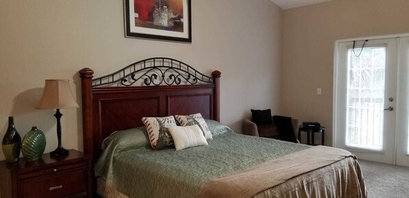 Condo conforto, várias camas, para não fumantes | 2 quartos, ferros/tábuas de passar roupa, Wi-Fi de cortesia