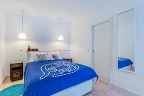 Apartamento, no piso térreo | Cortinas blackout, ferros/tábuas de passar roupa, Wi-Fi de cortesia