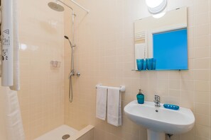 Shower, rainfall showerhead, free toiletries, hair dryer - Casa Bonecos Rebeldes (Lisbon)