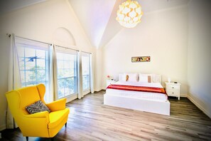 4 habitaciones, escritorio y tabla de planchar con plancha