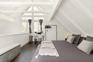 2 bedrooms, desk, iron/ironing board, travel crib