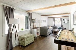 Smart TV, chimenea, libros y biblioteca musical 