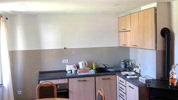 Fridge, oven, stovetop, coffee/tea maker